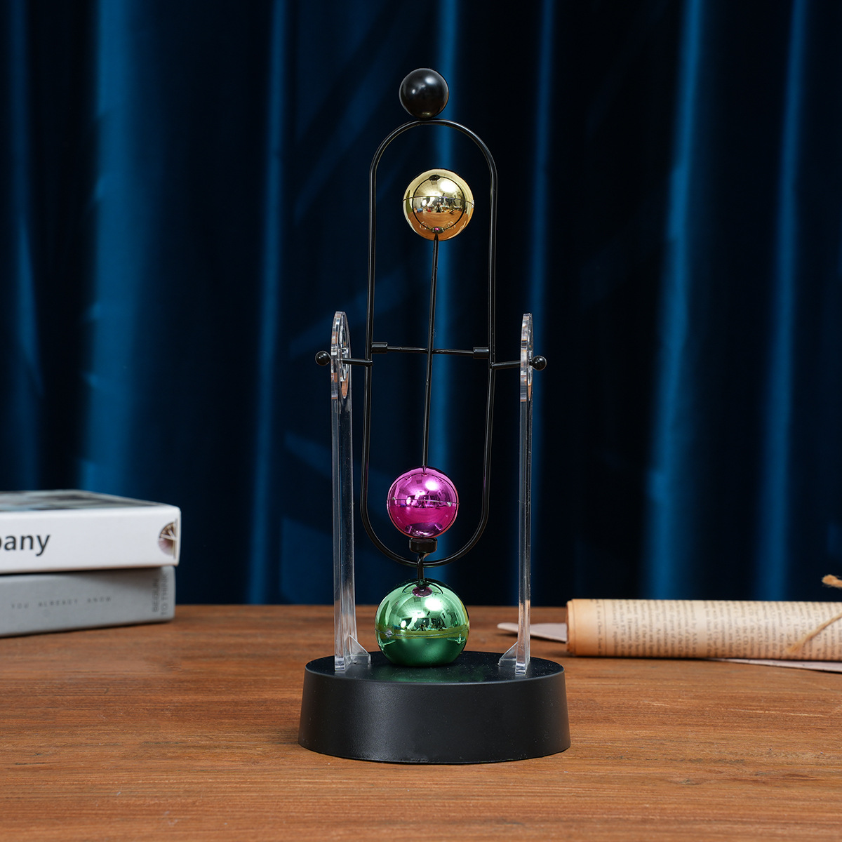 Solar System Orrery - بندول نيوتن للحركة الدائمة، ديكور فني